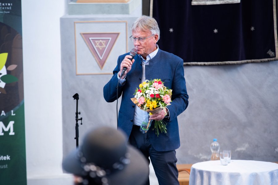 Zahájení a výstava 8